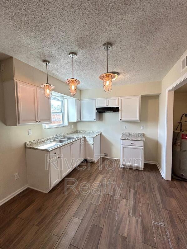 Photo - 984 University St