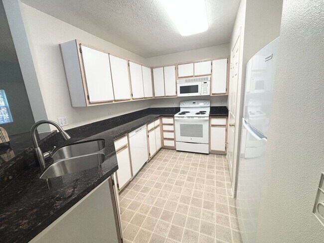 Building Photo - Super Cute Spacious 2BD 2BA in the Hillsda... Unit 1308 - #8