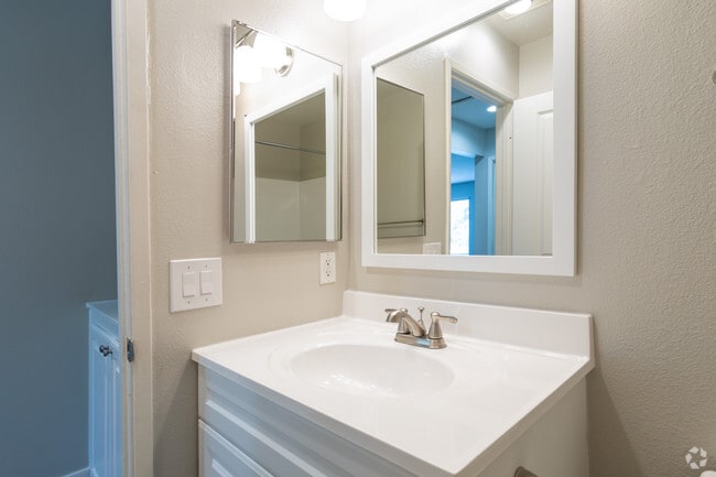 1BR, 1BA - 725 SF