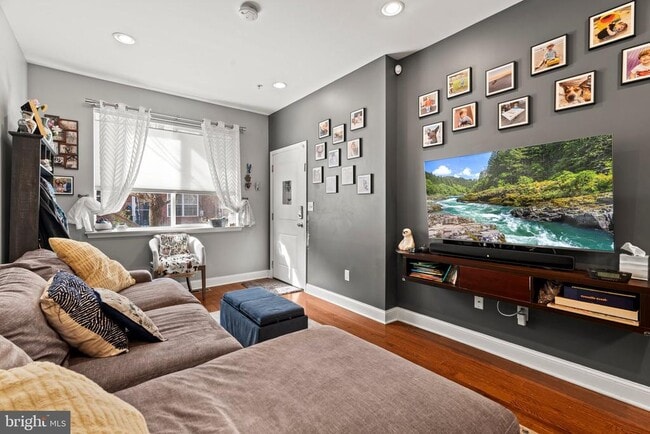 Photo - 2115 Carpenter St