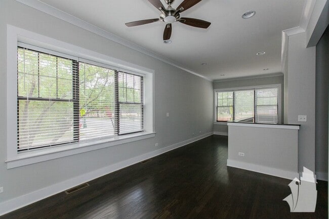 Photo - 1952 W Nelson St