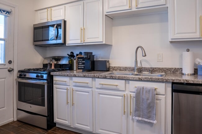 Fully stocked kitchen - 4615 N 14th St Unit A