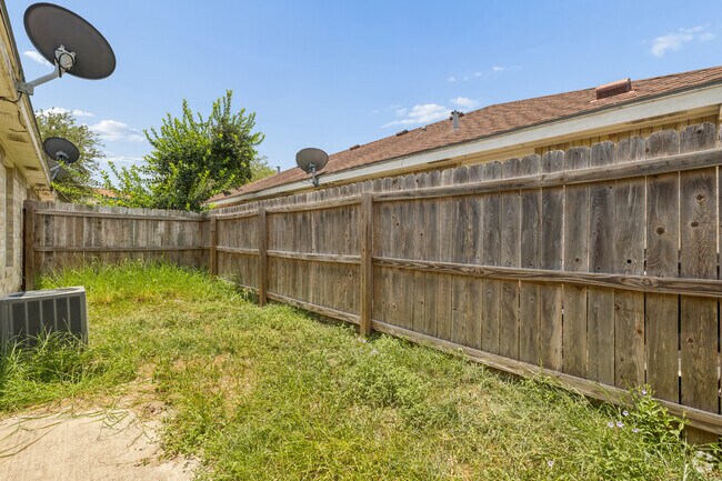 2BR, 2BA - 900SF - Backyard