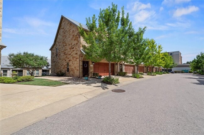 Photo - 1201 Highknoll Ln