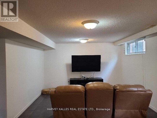 Photo - 2379 Hensall St