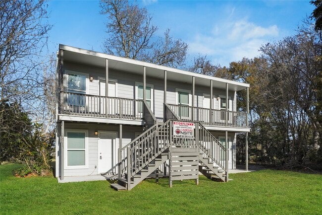 Building Photo - 819 Oak St Unit 3 Rental