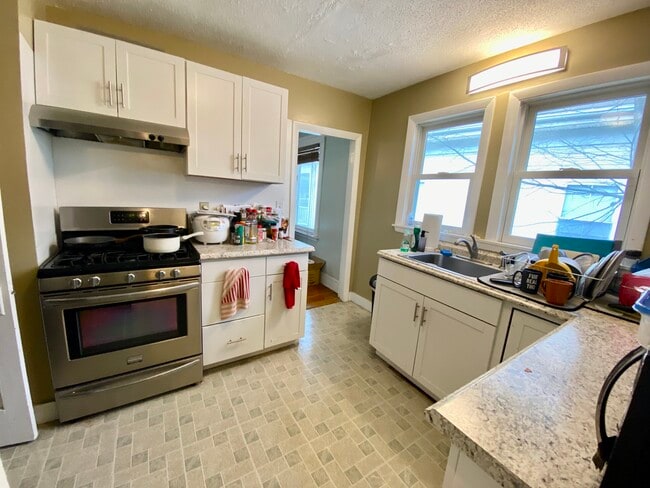 Building Photo - 44 Day St Unit 2