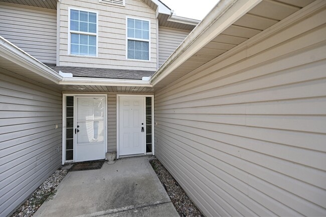 Photo - 2 bedroom, 2.5 baths townhouse with 1 car garage in Oak Valley Estates!
