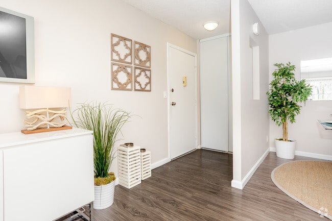2BR, 2BA - 924 SF