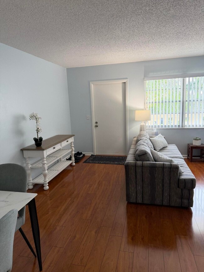 Photo - 3062 Ainslie Dr