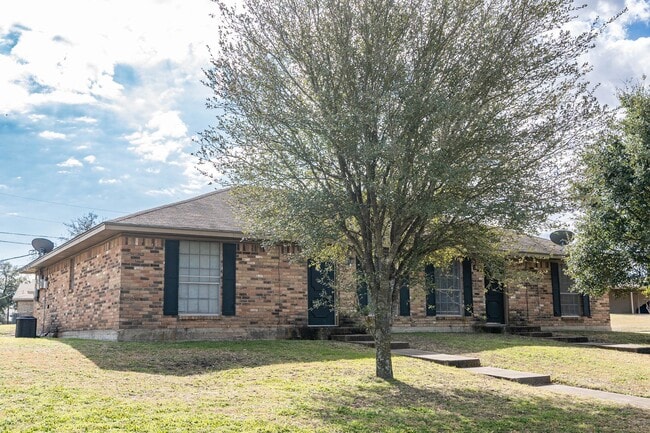 Building Photo - E 101-103 Eldorado Unit 103