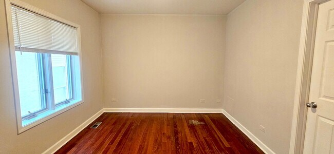 3359 S Ashland Ave Unit 1R