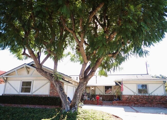 Building Photo - Charming Single-Story Pool Home in the He...
