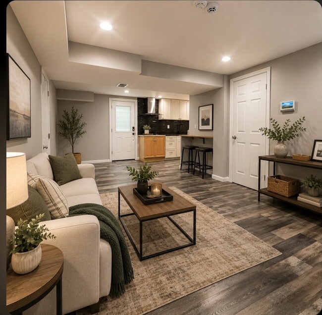 Building Photo - "Charming 2-Bed Basement Apartment with Hardwood Floors in Clinton, MD!" Unit Basement