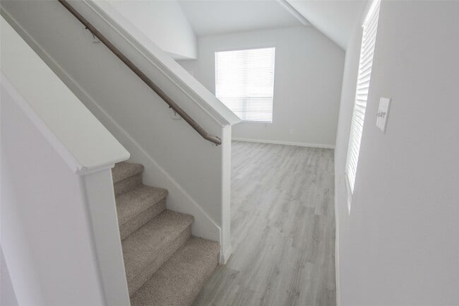 Photo - 18630 Medway River Trl