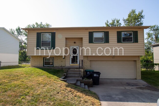 Building Photo - Spacious Omaha Home