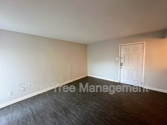 Photo - 4820 Wellesley Ave Unit B