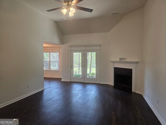 Photo - 434 Roberts Way