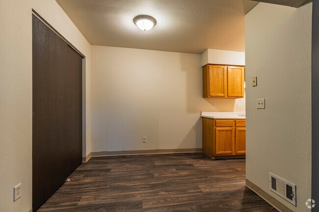 2BR, 1BA - 750SF - Updated - Dining Room