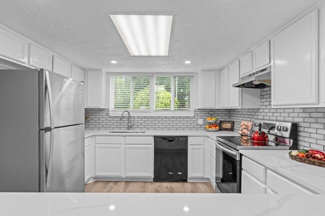 Building Photo - 13702 Towne W Blvd Rental