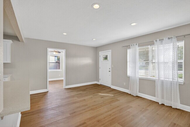 Photo - 541 40th Ave NE