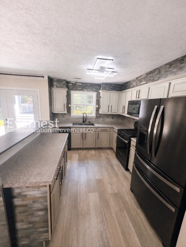 Photo - 4 Bed/2.5 Bath Home with Fenced Yard & Garage / Vouchers Accepted / Available Now!