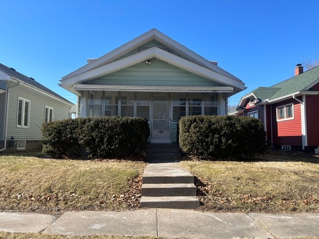 Building Photo - Spacious updated 4 bed 2 bath home in the heart of Rock Island!