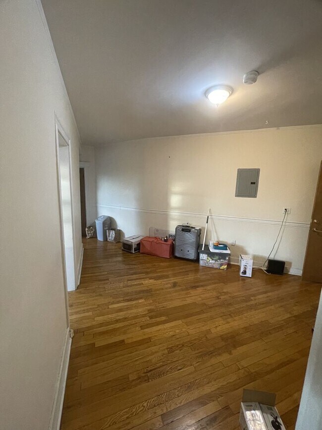 Building Photo - 2BR 1Bth unit. Heat/Hot Water included. Great location!