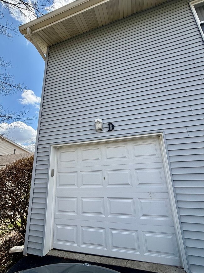 Building Photo - 330 Hampton Ct Unit D