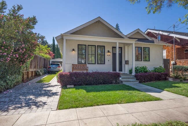 Building Photo - Furnished Downtown Palo Alto Modern Home with Timeless Design