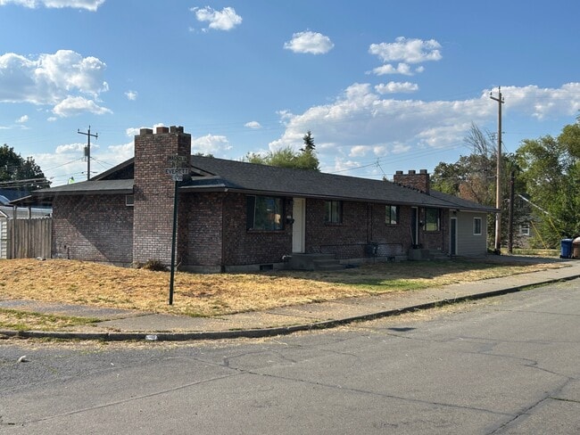 Photo - 5305 N Magnolia St Apartments