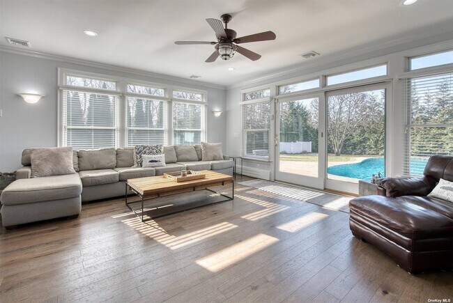 4 Landing Ln