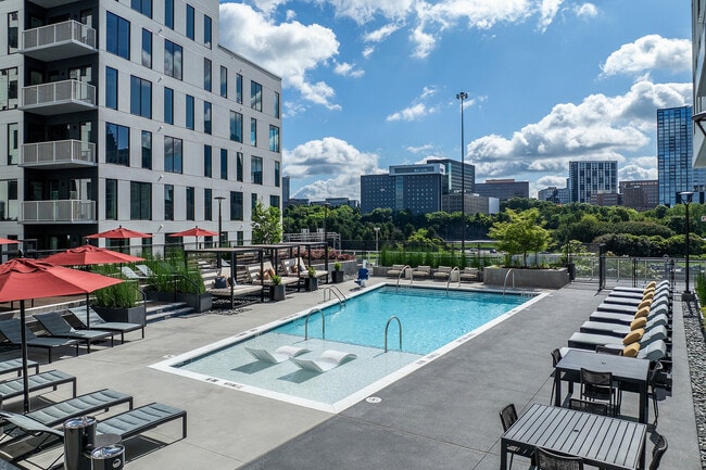 Piscina y cabañas con vistas panorámicas. - AMLI Atlantic Station