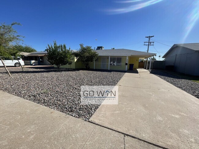 Photo - 4 Bed/ 2 Bath - House With Backyard!