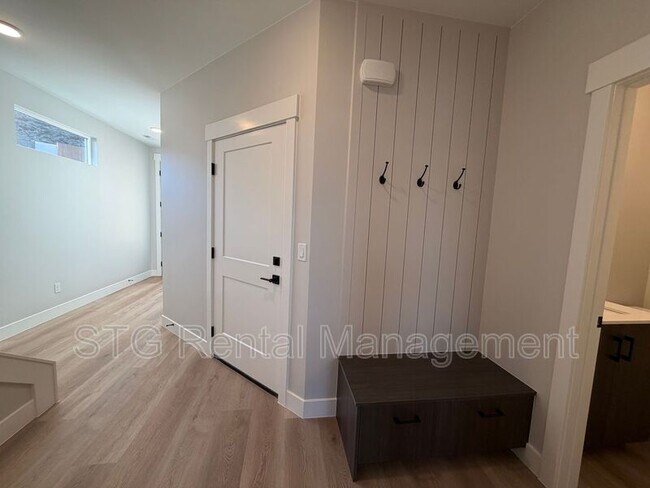 Photo - 618 Hemsworth Ln