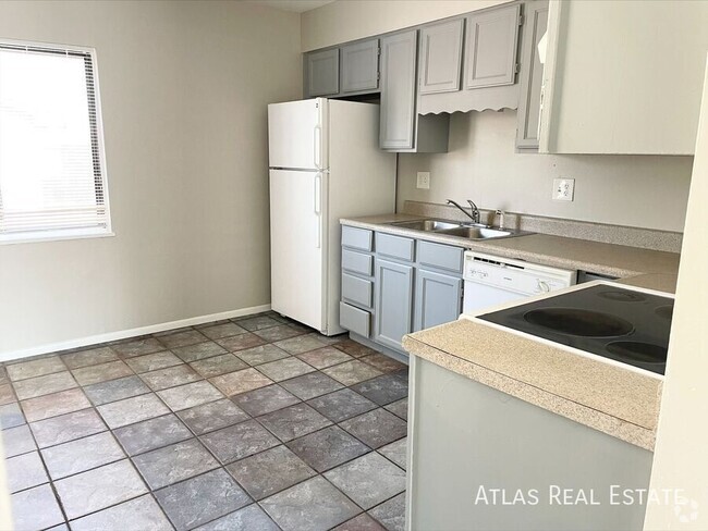 Building Photo - Huge, Open Floorplan with Washer / Dryer I... Rental