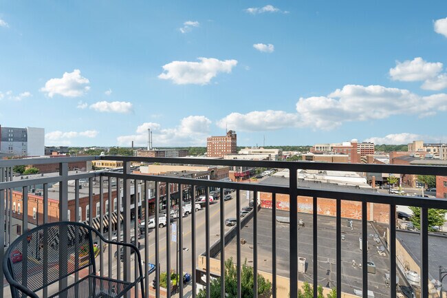 1BR, 1BA - 524SF - Balcony - BMT - Lofts on Broadway Apartments