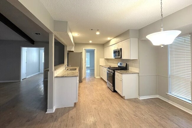 Photo - 944 Clear Springs Dr