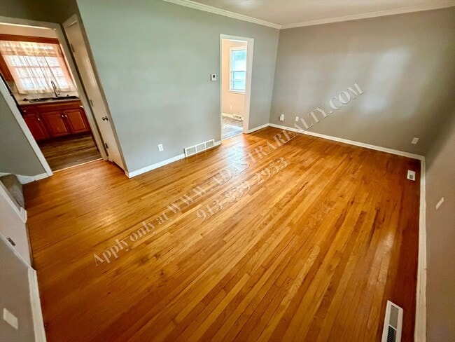 Photo - 1005 E 117th St
