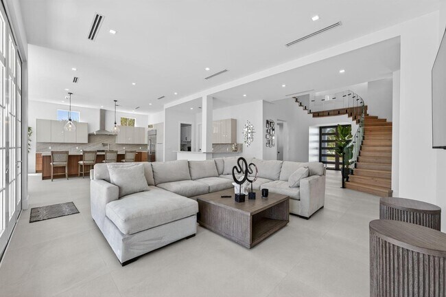 Photo - 310 SE 9th Ct