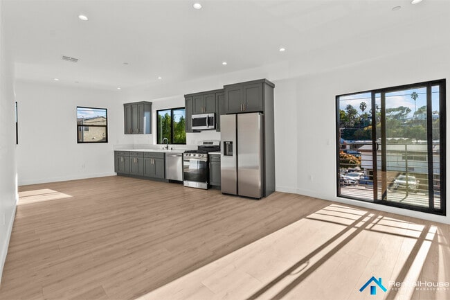 Photo - 2821 Avenel St