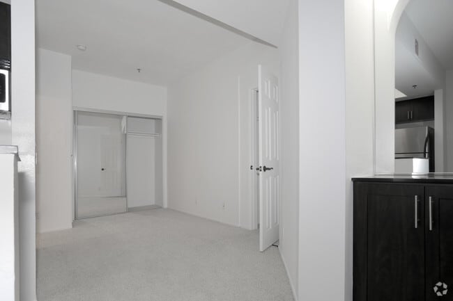 Studio, 1BA - 544 SF