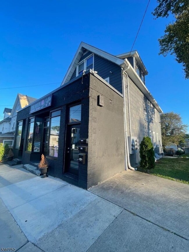 Building Photo - 258 Montgomery St Unit 2