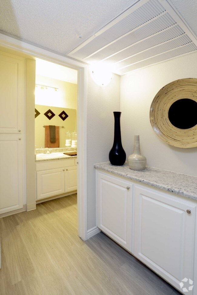 1BR, 1BA - 650SF