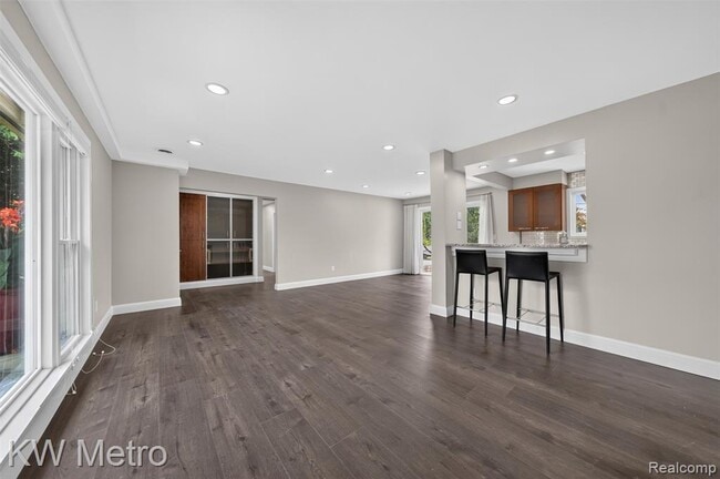Photo - 4251 Derry Rd