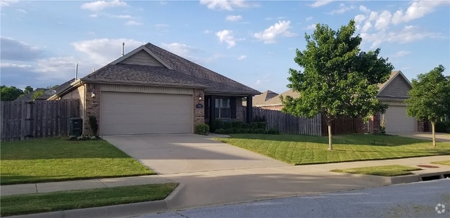 Building Photo - 2900 W Millstone Dr Rental