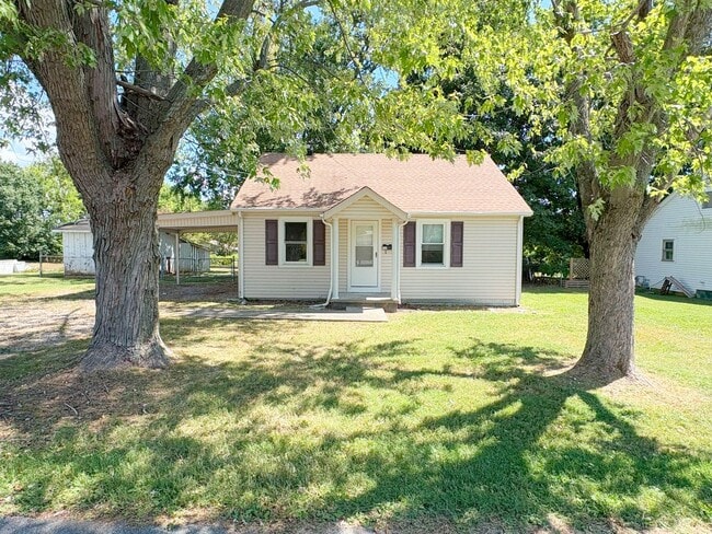 Building Photo - 3 Bedroom/2 Bath Cozy Home with an amazing...
