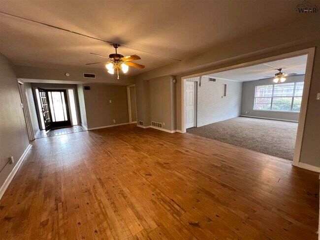 Photo - 2406 Hampstead Ln