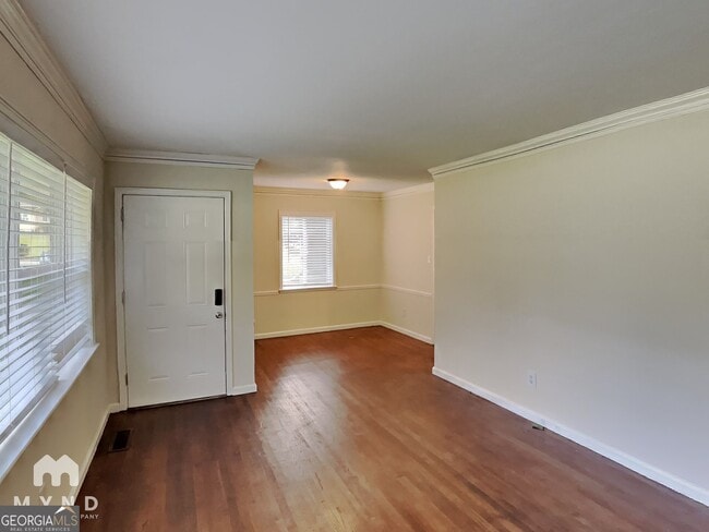 Photo - 742 Quaker St SW
