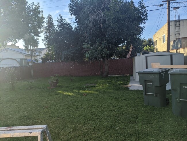Patio interior - 1122 E Harvard St Apartamentos